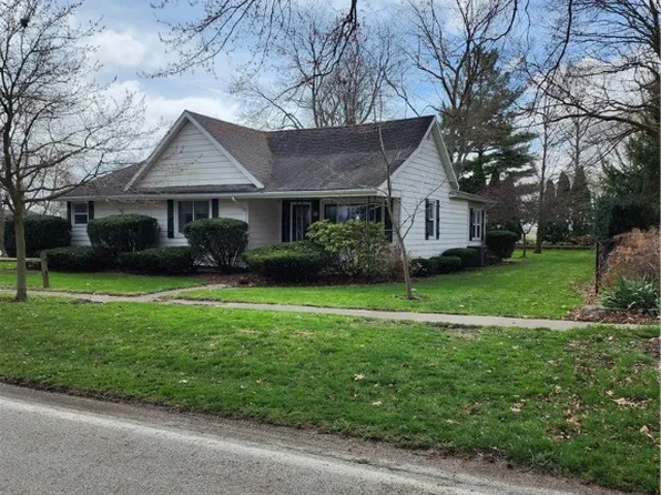 406 E 3rd St, Brocton, IL 61917