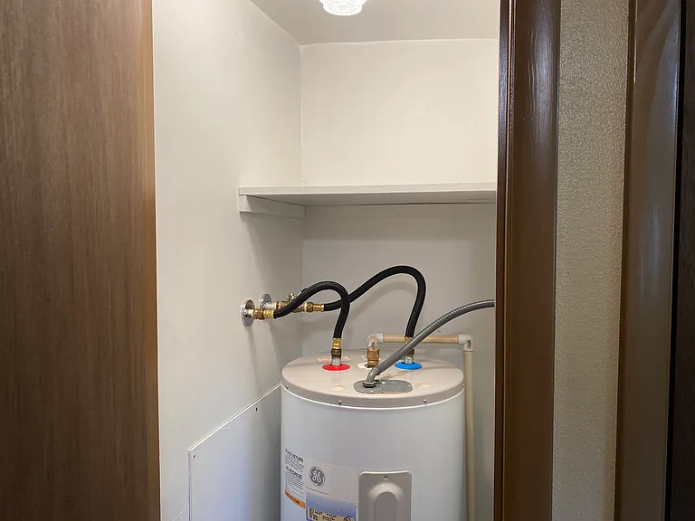 208 E Maiden Ln — Photo 16