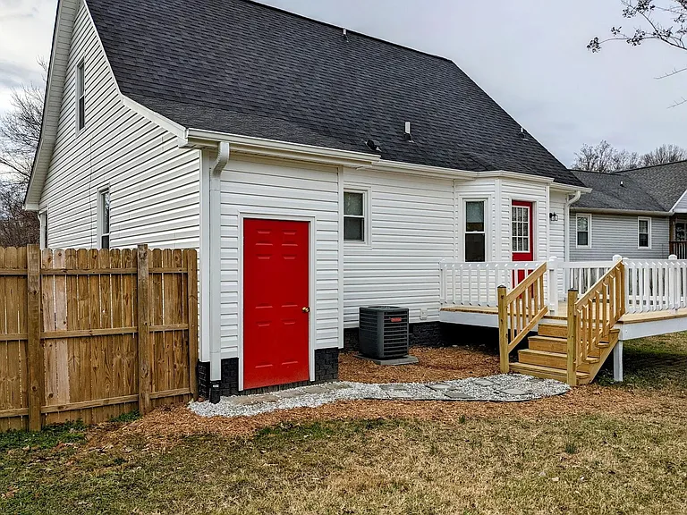 1004 Fawn Cir — Photo 2