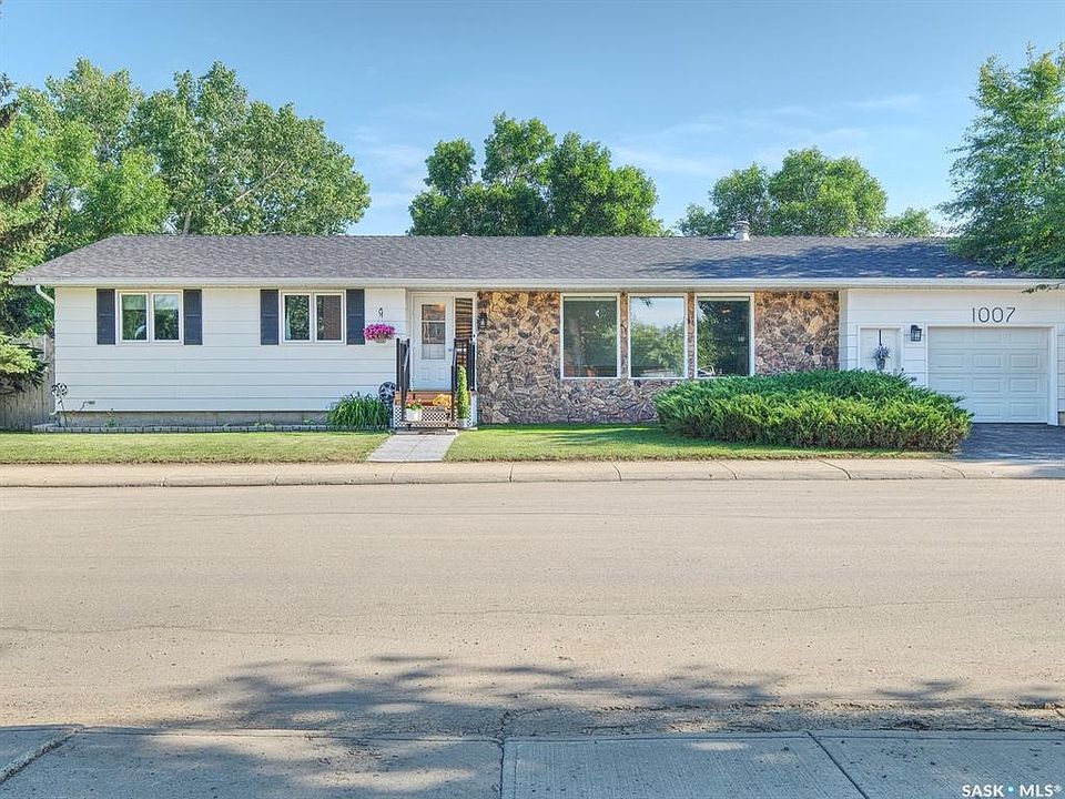 1st image of 1007 6th STREET E