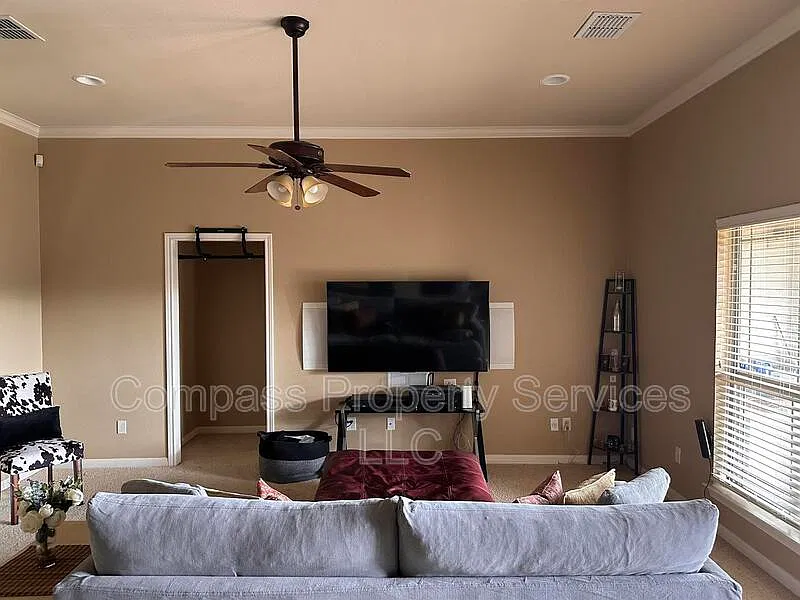 3 bed, 2.0 bath, 1566 sqft, $2,100 — Photo 3
