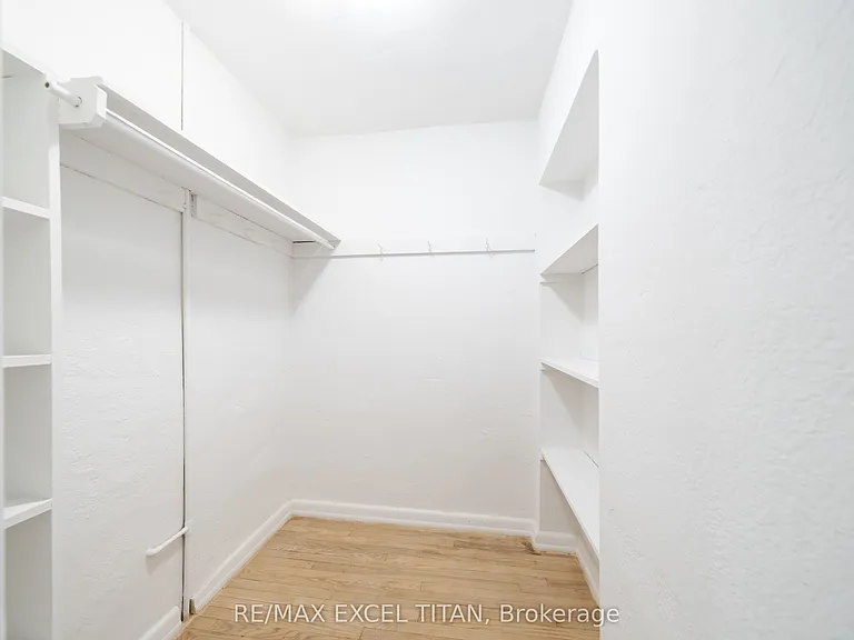 8 Mallory Gdns #4 — Photo 9