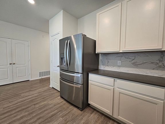 5th image of 1323 Daniel Dr
