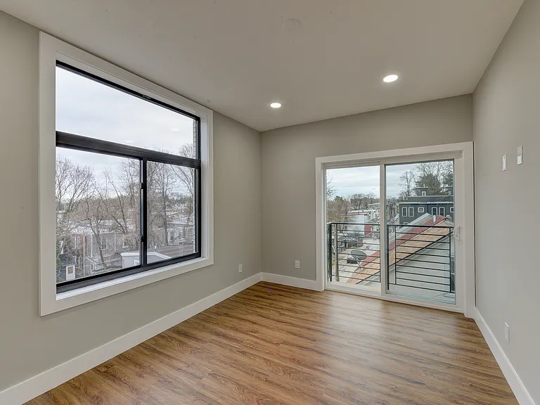 135 E Springer St — Photo 14