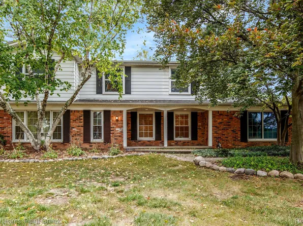 6748 Leslee Crest Dr, West Bloomfield, MI 48322