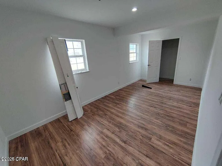 1006 E 2nd Ct — Photo 8