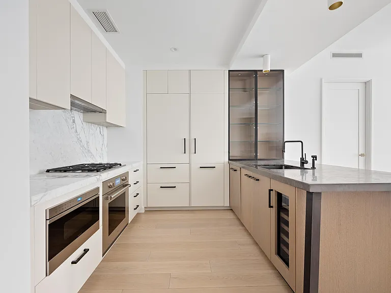 438 E 12th St #2S — Photo 3