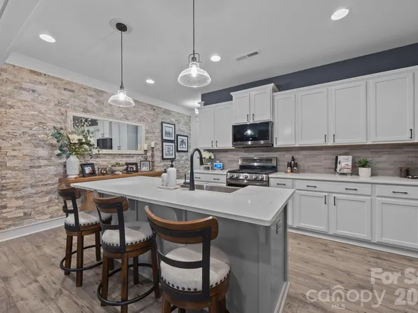 927 Canopy Falls Ln, York, SC 29745