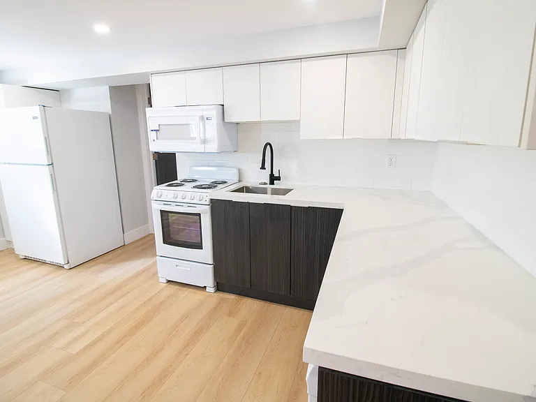 179 Burnside Dr #LOWER — Photo 12
