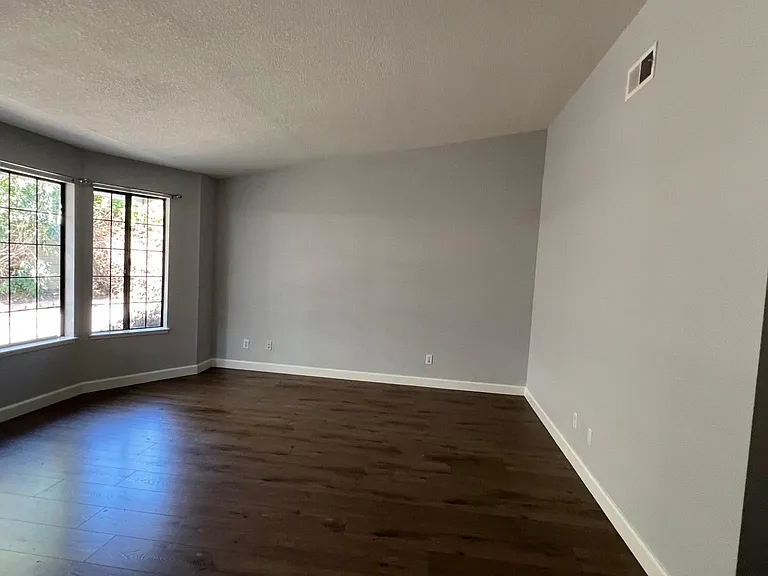 2910 S Bon View Ave — Photo 5