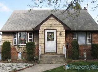 35 Cedar St, Hicksville, NY 11801
