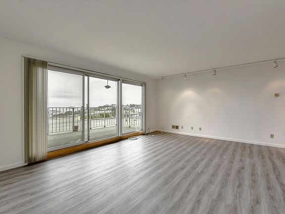 4th image of 30 Parkridge Dr #8