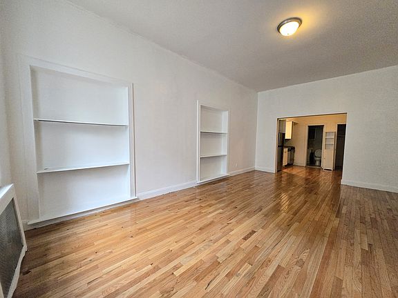 3rd image of 881 10th Ave #2T