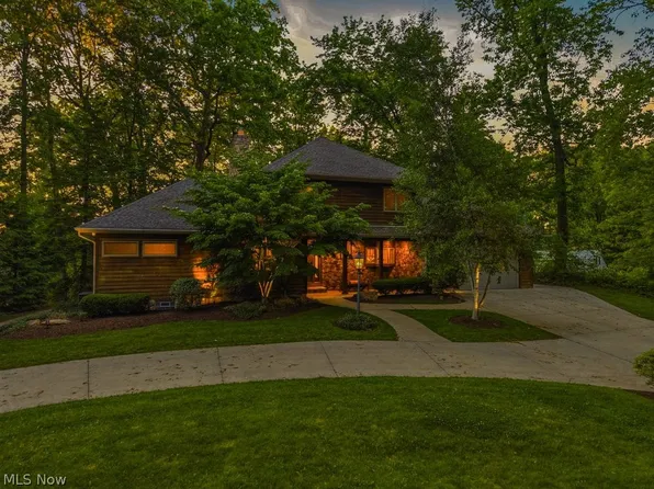 881 Gaylord Grove Rd, Cuyahoga Falls, OH 44221