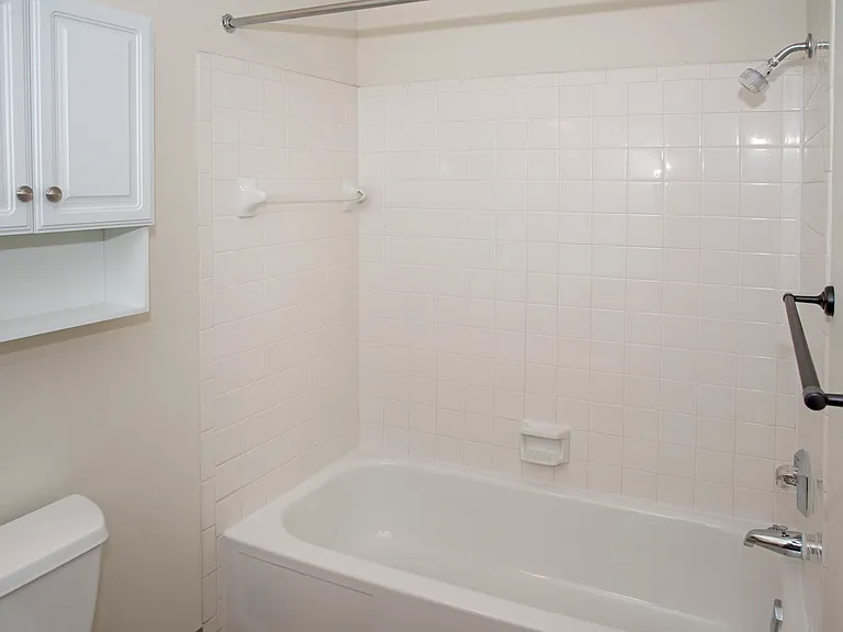 Laurel Place Apartments — Photo 20