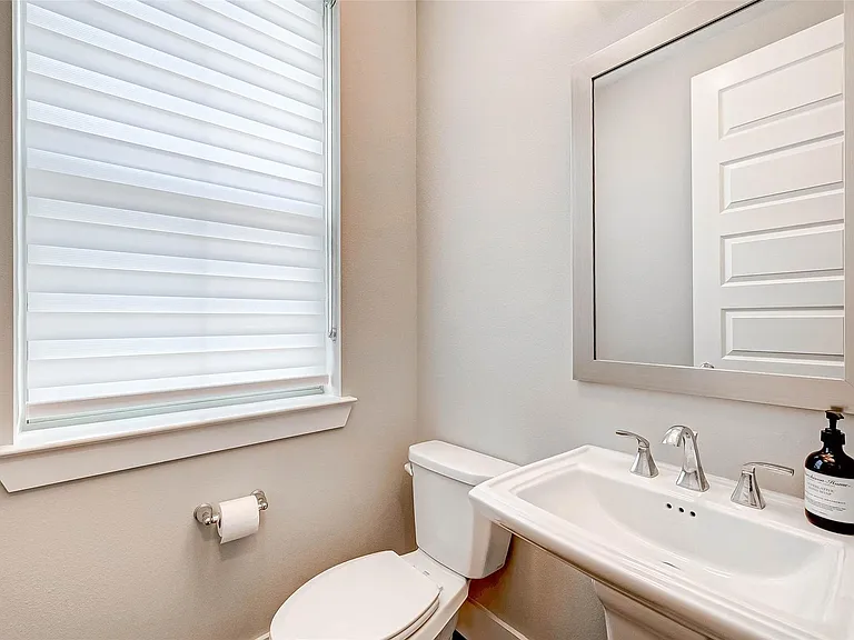 715 Algona Ave — Photo 23