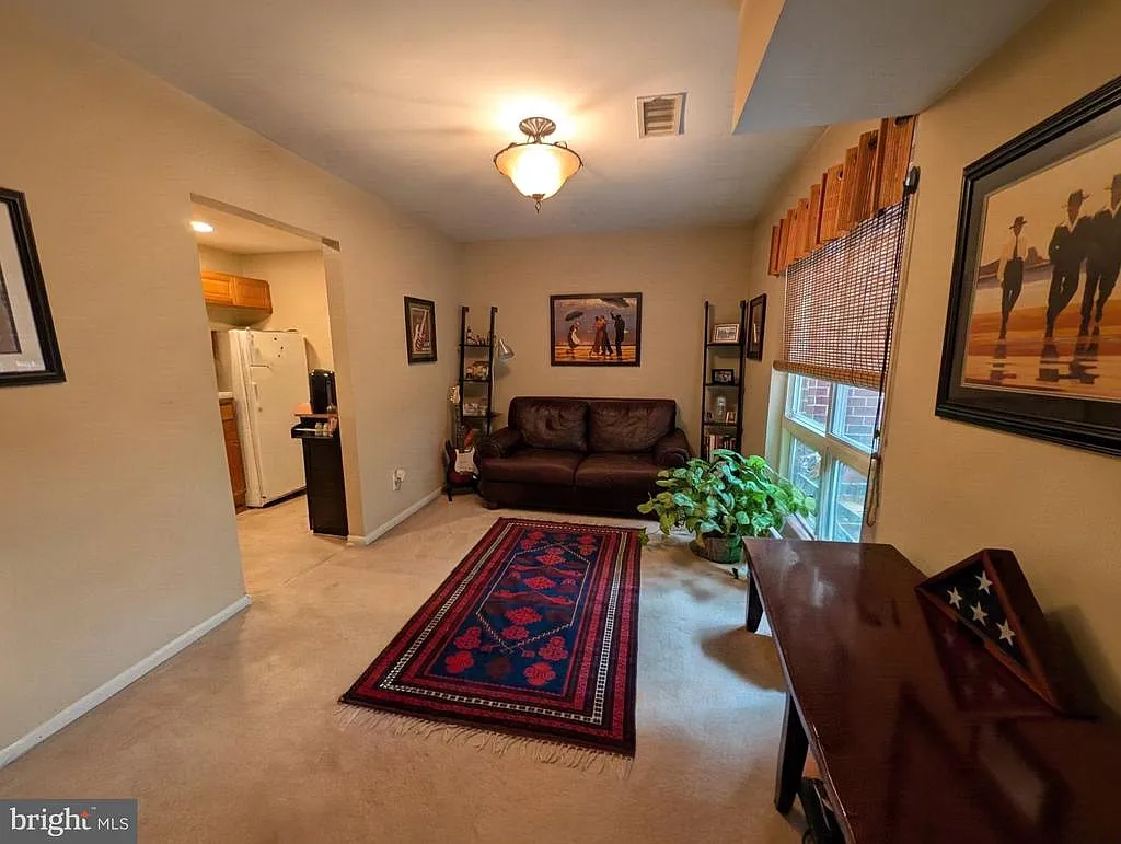 2 bed, 1.0 bath, 1073 sqft, $2,300 — Photo 3