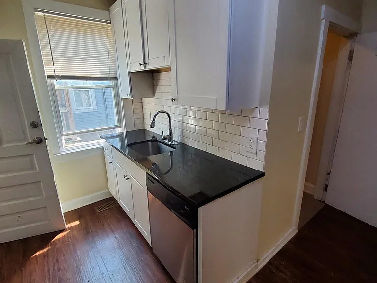 1122 W 18th Pl #3 — Photo 10