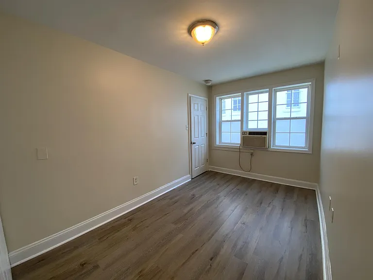 124 E 3rd Ave — Photo 5