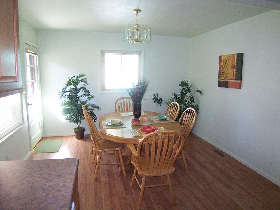 Dining room-room for great dinners!