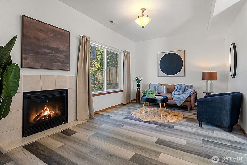 3rd image of 130 E Warbler Court
