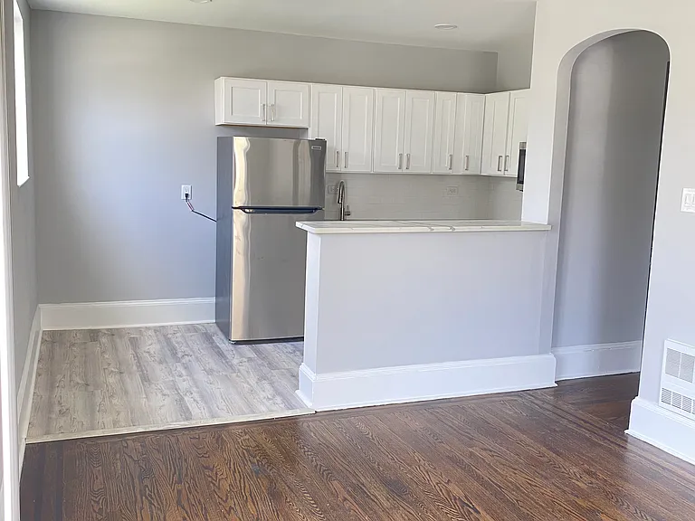 625 E Vernon Rd — Photo 3