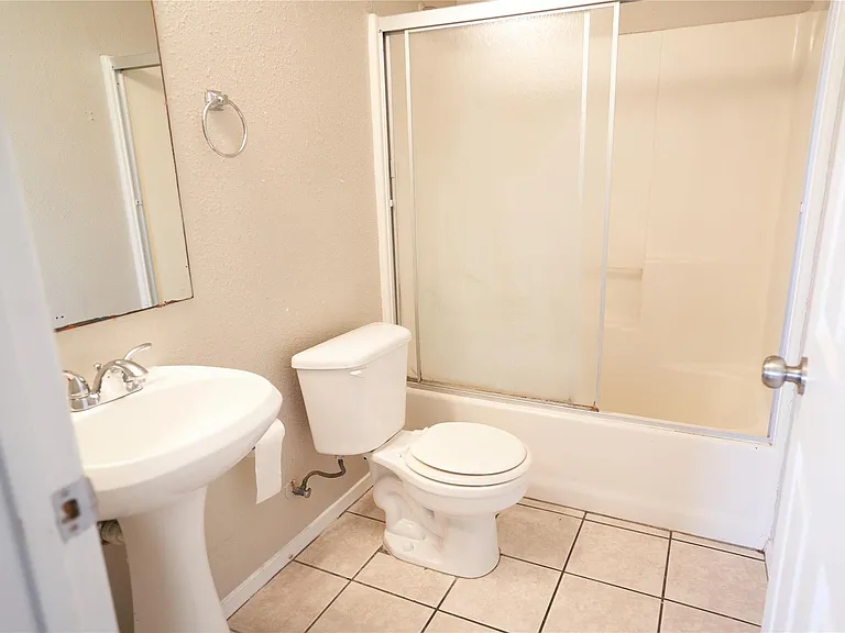 2214 Katy Ln #D — Photo 17
