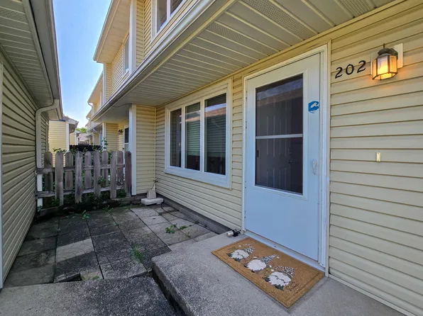 202 Cooper Ct, Ames, IA 50014