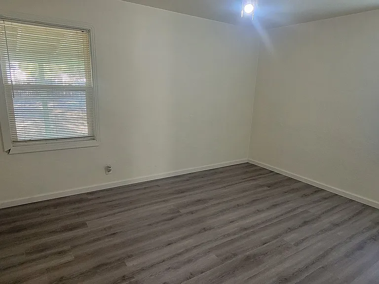 516 Acacia Ave — Photo 9