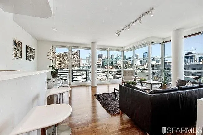 555 4th St #933 — Photo 2