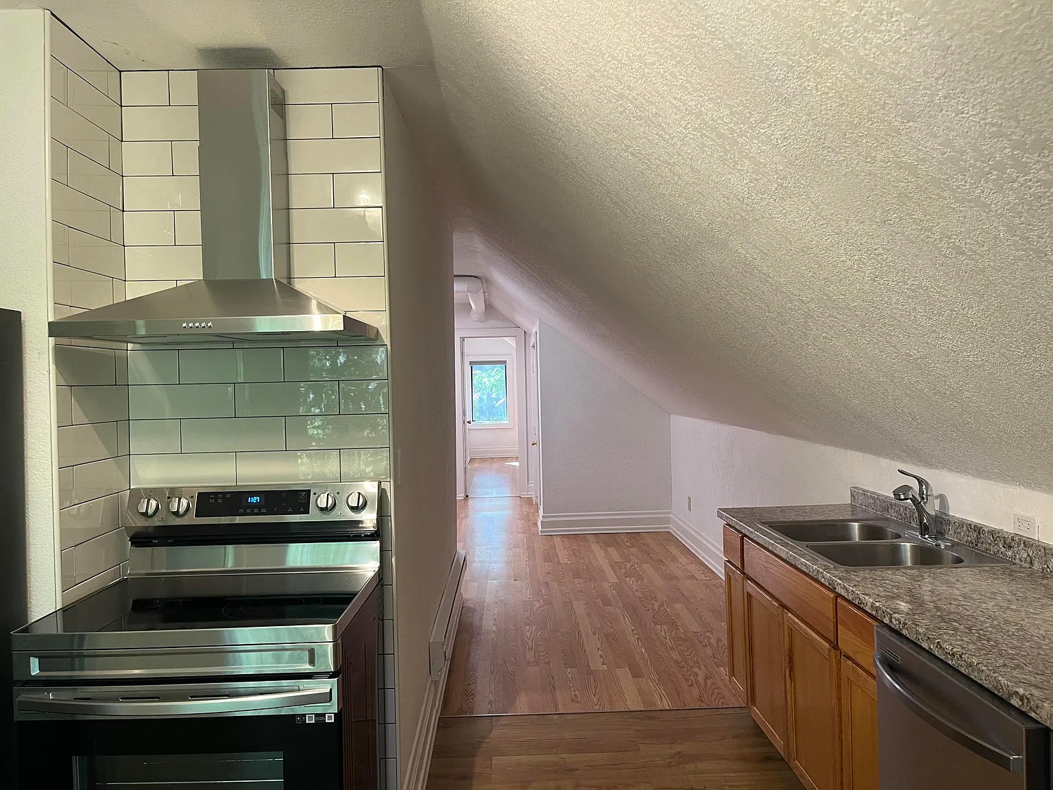 2 bed, 735 sqft, $1,375 — Photo 2