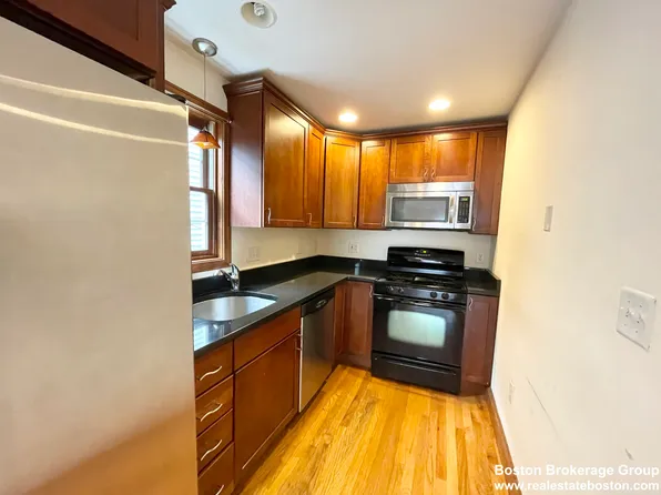 241 W 3rd St #2, South Boston, MA 02127