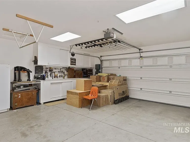 916 N Wolfsburg Ave — Photo 16