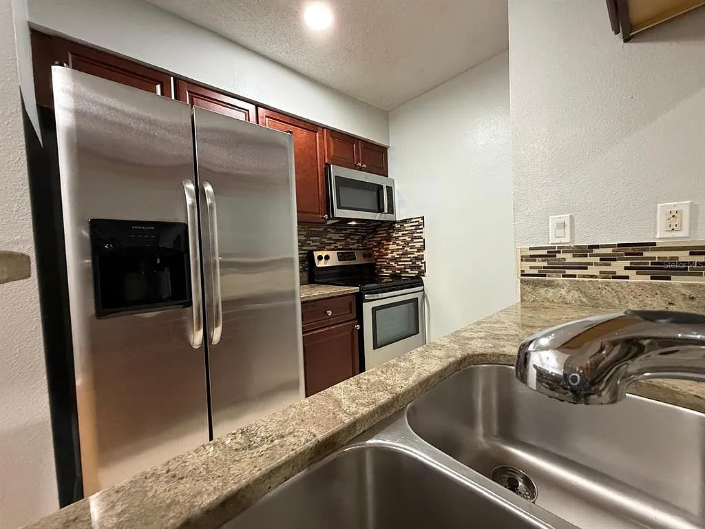 2 bed, 2.0 bath, 918 sqft, $1,900 — Photo 3