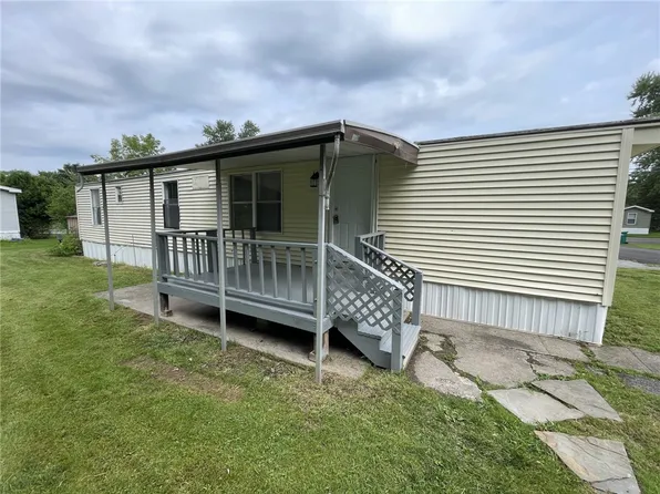 76 2nd St, Farmington, NY 14425