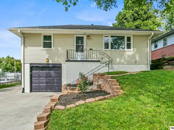 6226 Oak St, Omaha, NE 68106