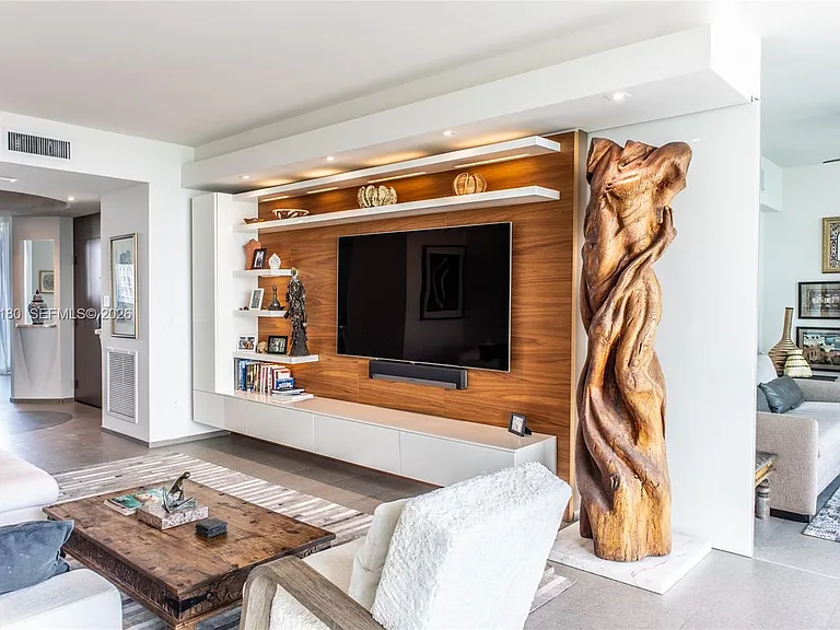 300 S Pointe Dr #1502 — Photo 31