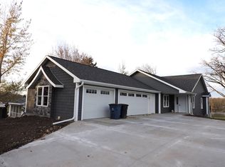 637 E Main St, Omro, WI 54963