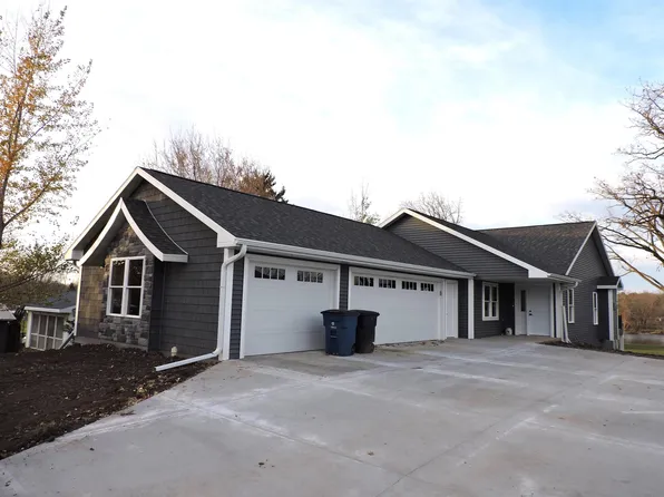 637 E Main St, Omro, WI 54963