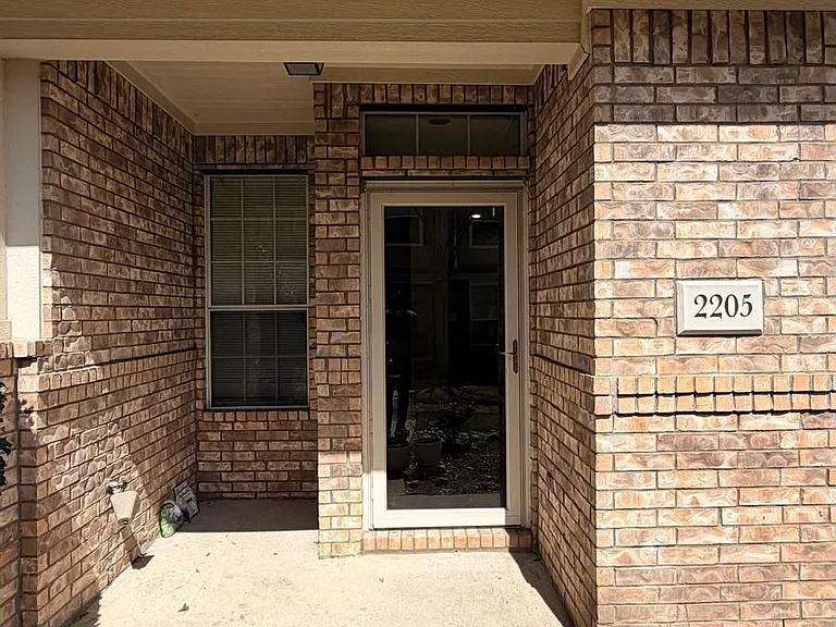 2205 Stoneleigh Pl — Photo 3