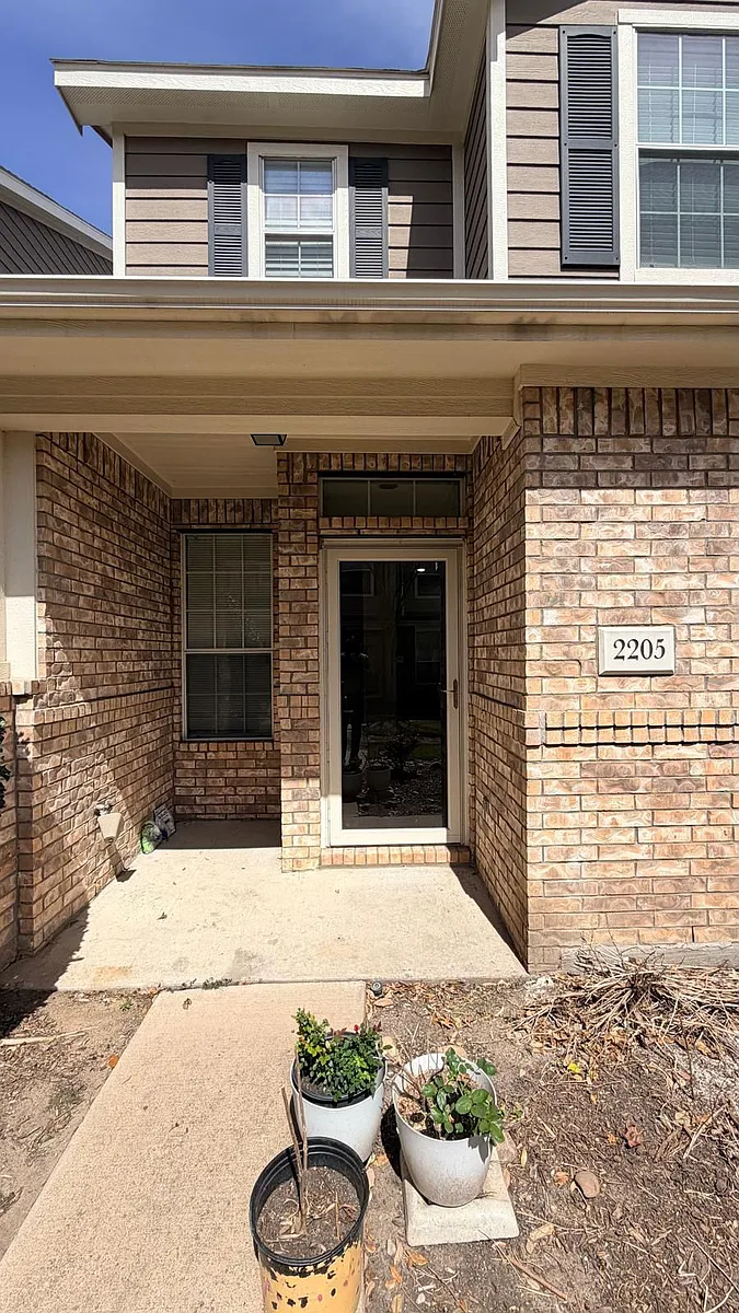 Building Photo - 2204 Stoneleigh Pl