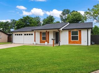 413 Town Creek Dr, Euless, TX 76039