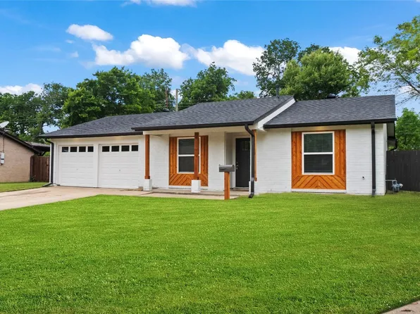 413 Town Creek Dr, Euless, TX 76039