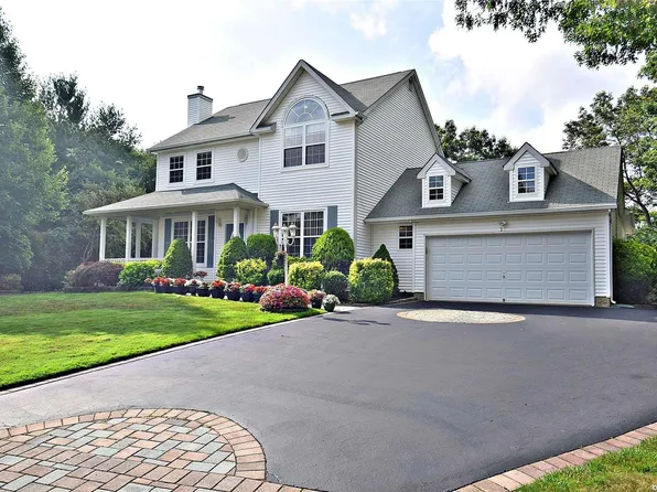 11 Justin Circle, Port Jefferson Station, NY 11776