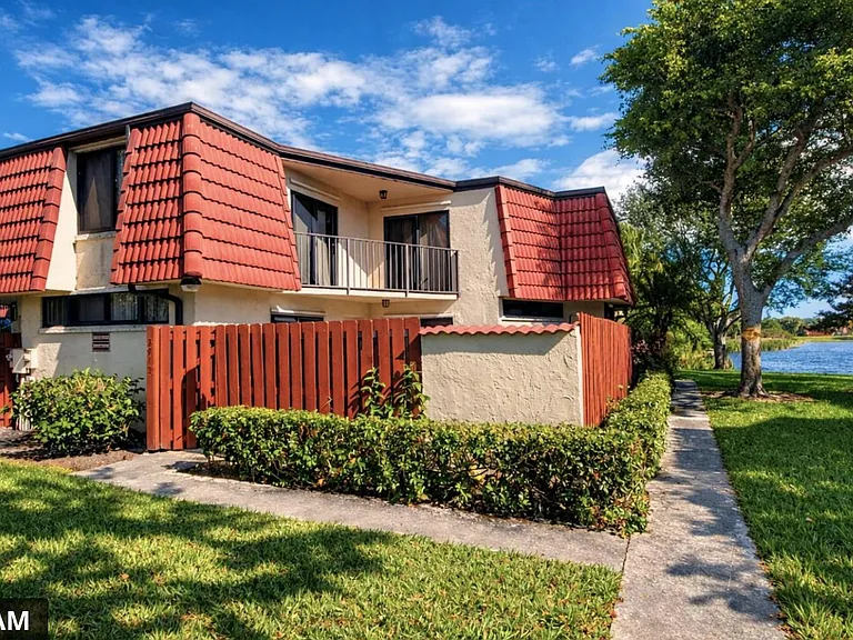 3915 Victoria Dr NE — Photo 1