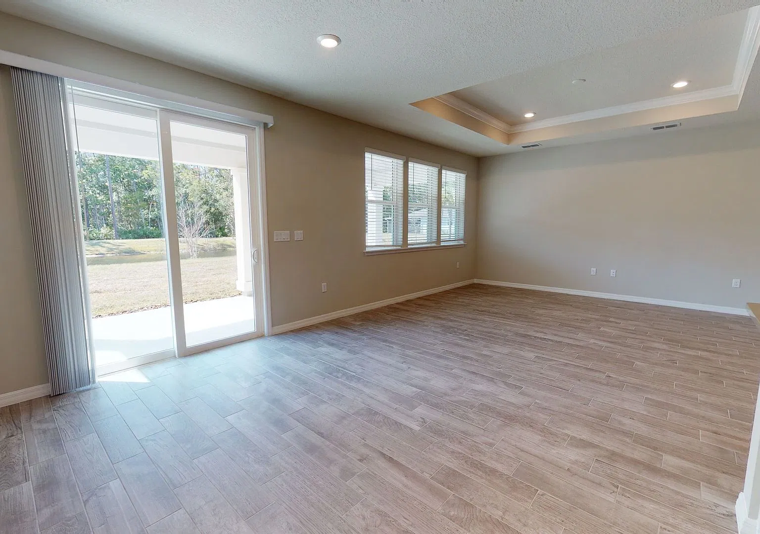 Spacious 5-Bedroom Home in Villages of Valencia 3,500 Sq Ft, 4 Baths & Huge Loft — Photo 4