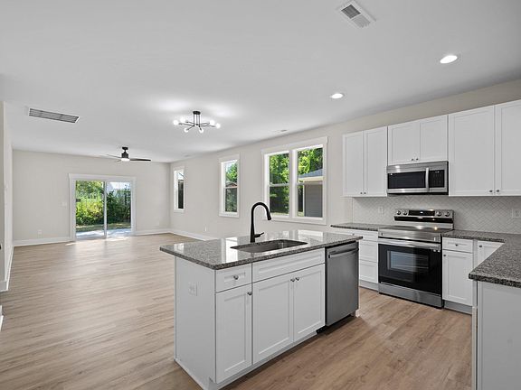 3rd image of 905 East St