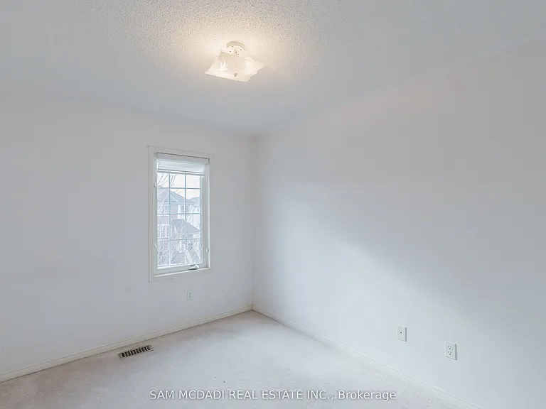 1260 Lamont Cres — Photo 18