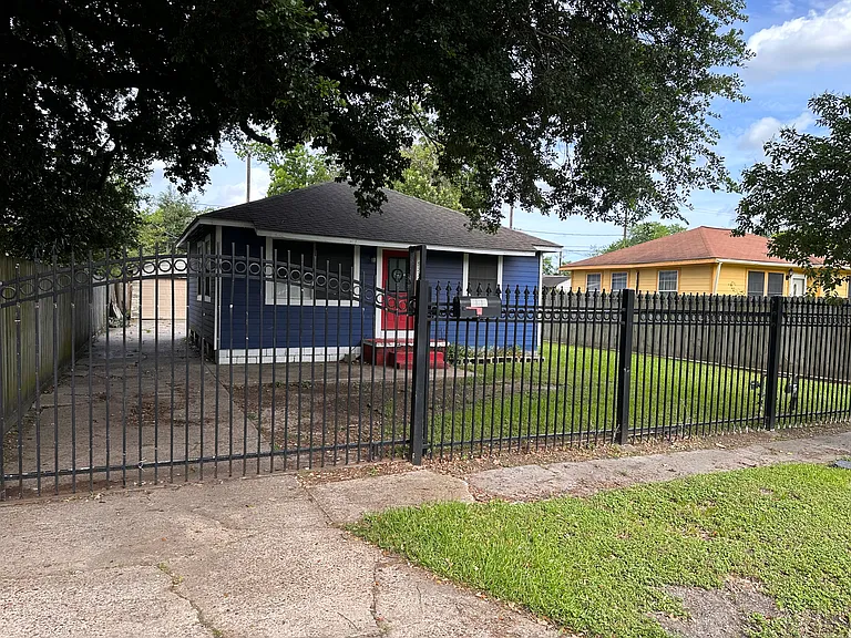 533 Majestic St — Photo 15