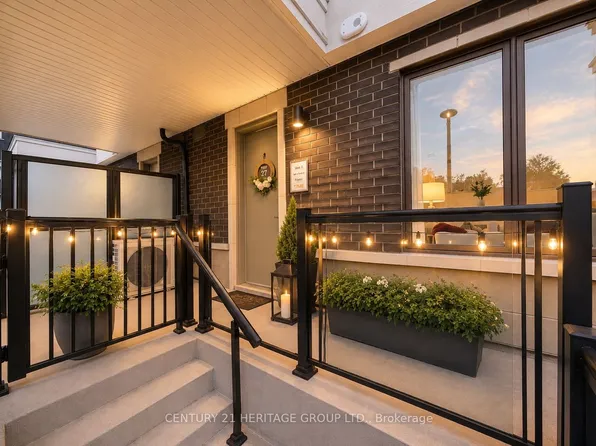 200 Alex Gardner Cir #27, Aurora, ON L4G 3G5
